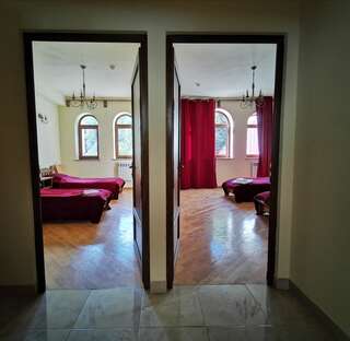Отель Vanatun Monastery Stay Haghartsin Стандартный двухместный номер с 2 отдельными кроватями и общей ванной комнатой-7