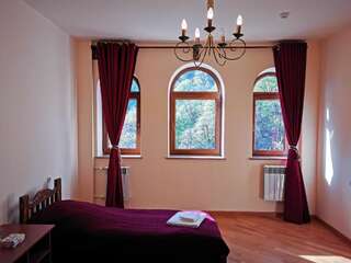 Отель Vanatun Monastery Stay Haghartsin Стандартный двухместный номер с 2 отдельными кроватями и общей ванной комнатой-12